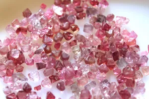 95 carats Natural Burmese Spinels Octahedron Crystals