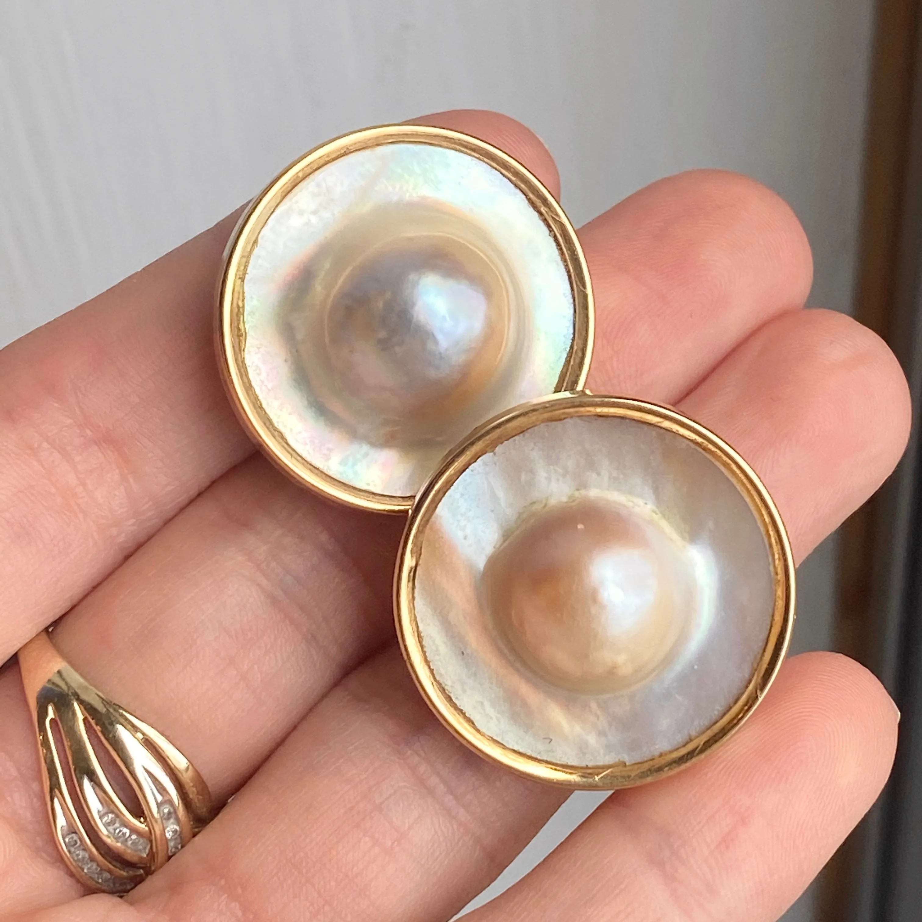 Estate 14KT Yellow Gold Blister Mabe Pink Pearl Clip-On Round Earrings