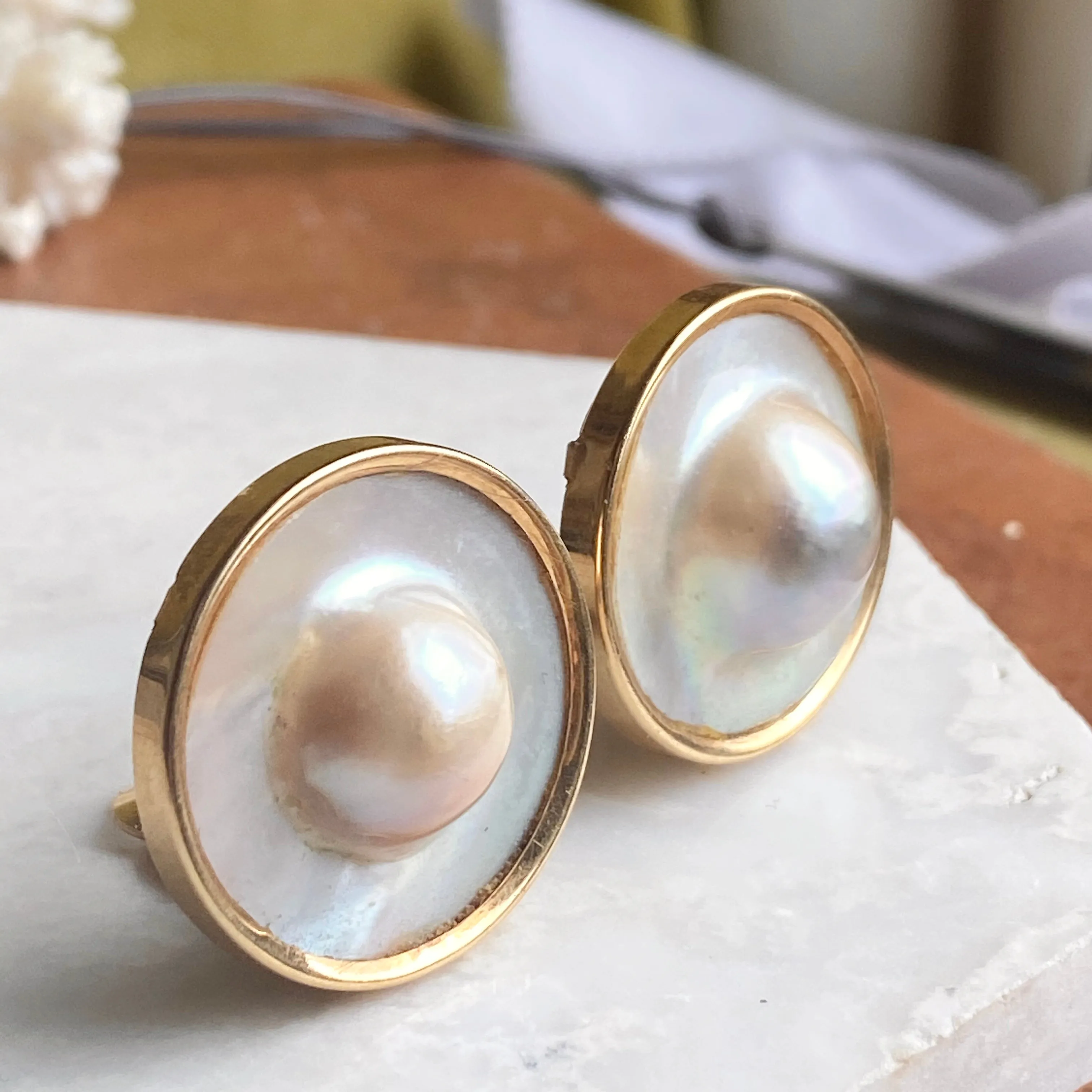 Estate 14KT Yellow Gold Blister Mabe Pink Pearl Clip-On Round Earrings