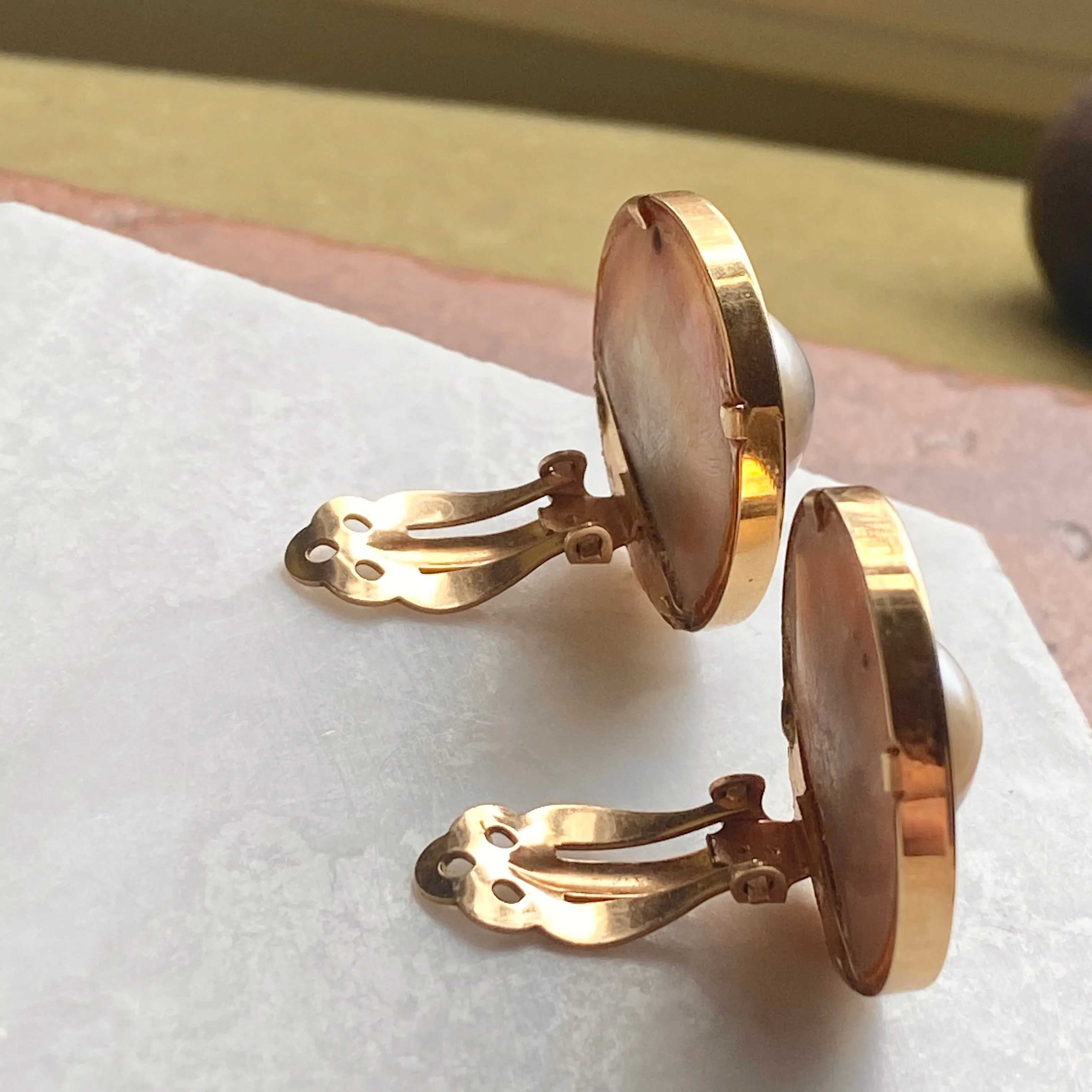 Estate 14KT Yellow Gold Blister Mabe Pink Pearl Clip-On Round Earrings