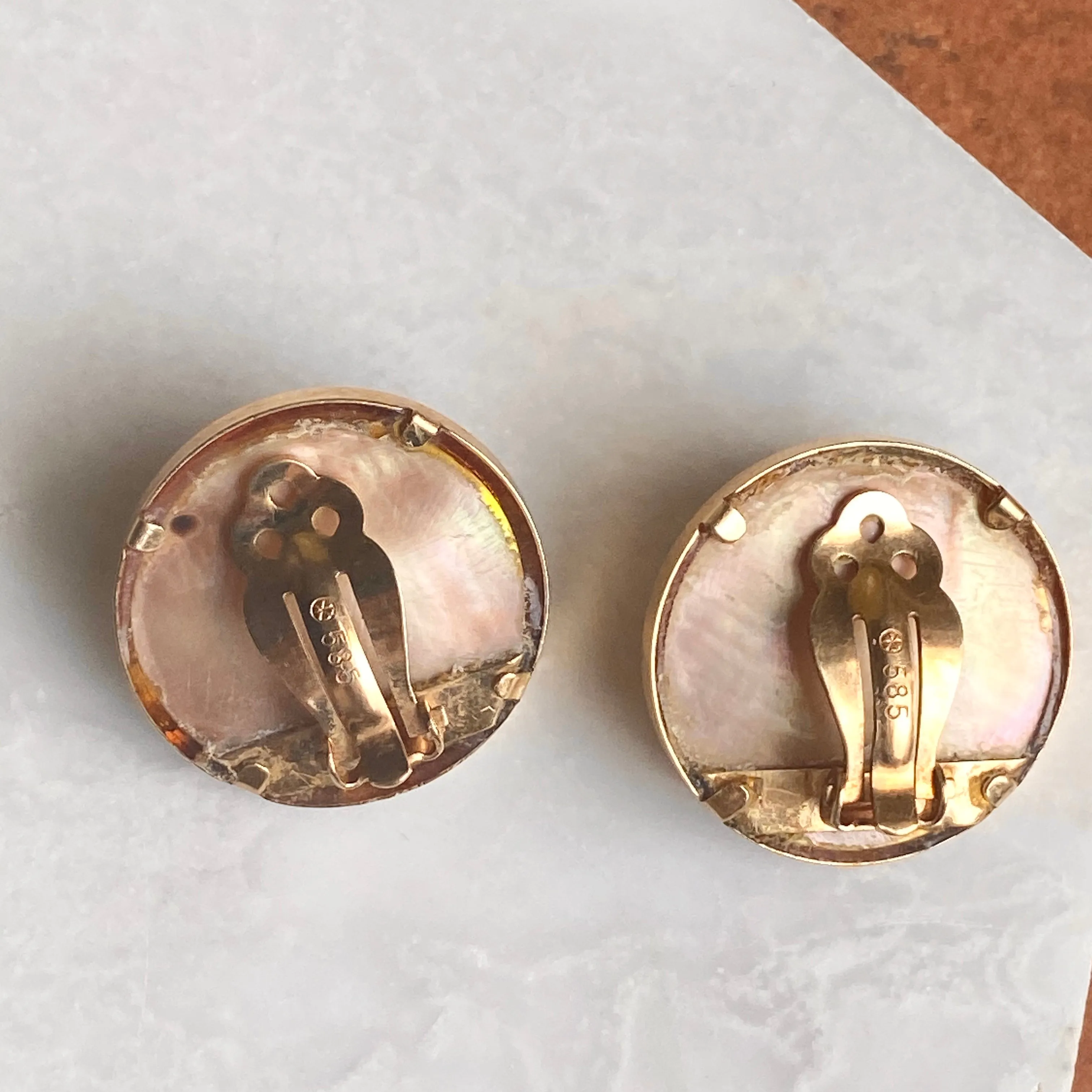 Estate 14KT Yellow Gold Blister Mabe Pink Pearl Clip-On Round Earrings