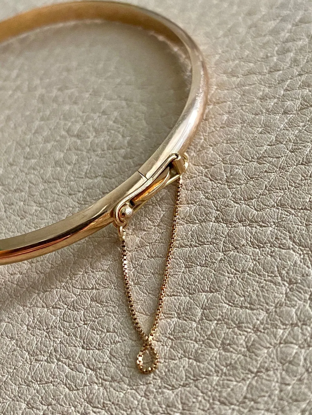 Immaculate! 1994 Finnish vintage 14k gold hinged bangle bracelet