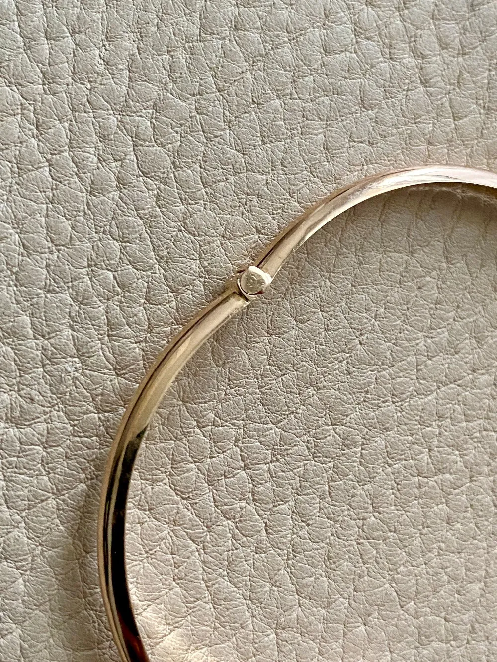 Immaculate! 1994 Finnish vintage 14k gold hinged bangle bracelet