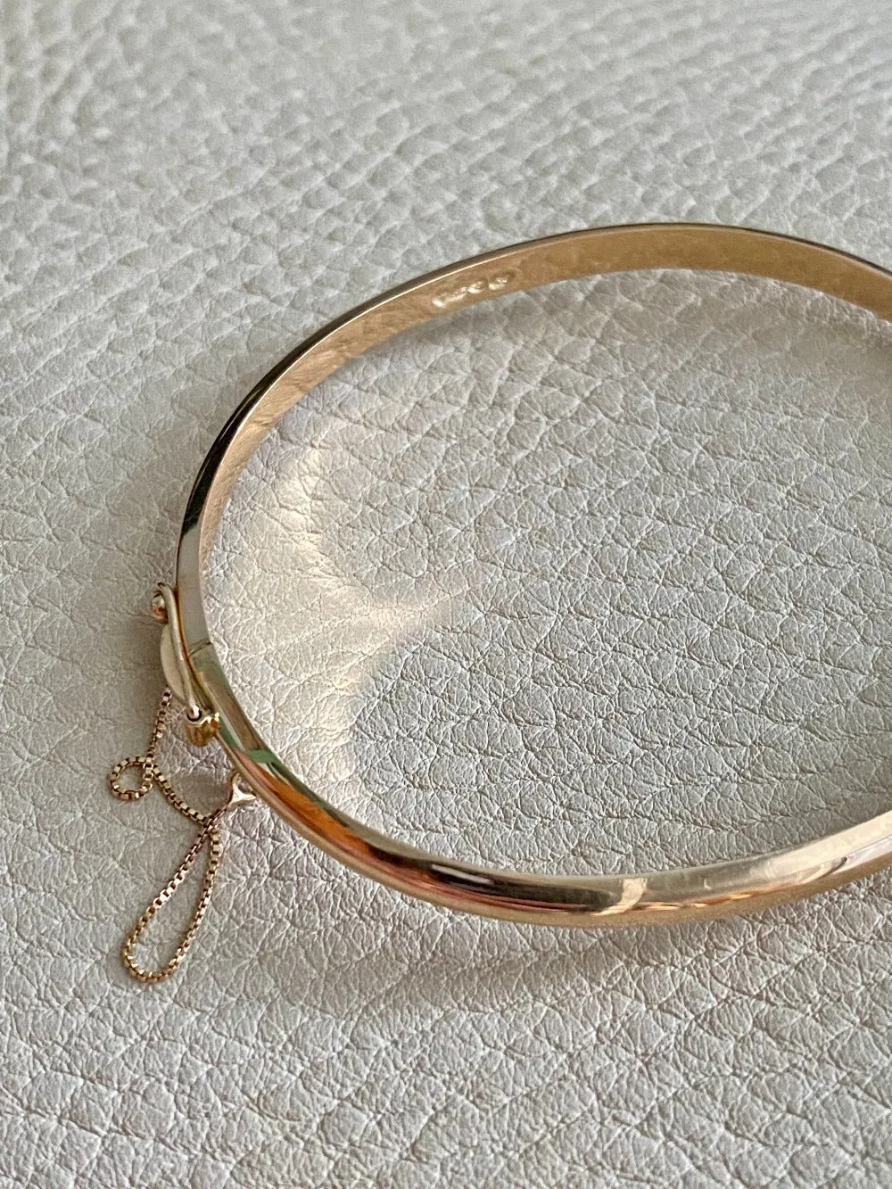 Immaculate! 1994 Finnish vintage 14k gold hinged bangle bracelet
