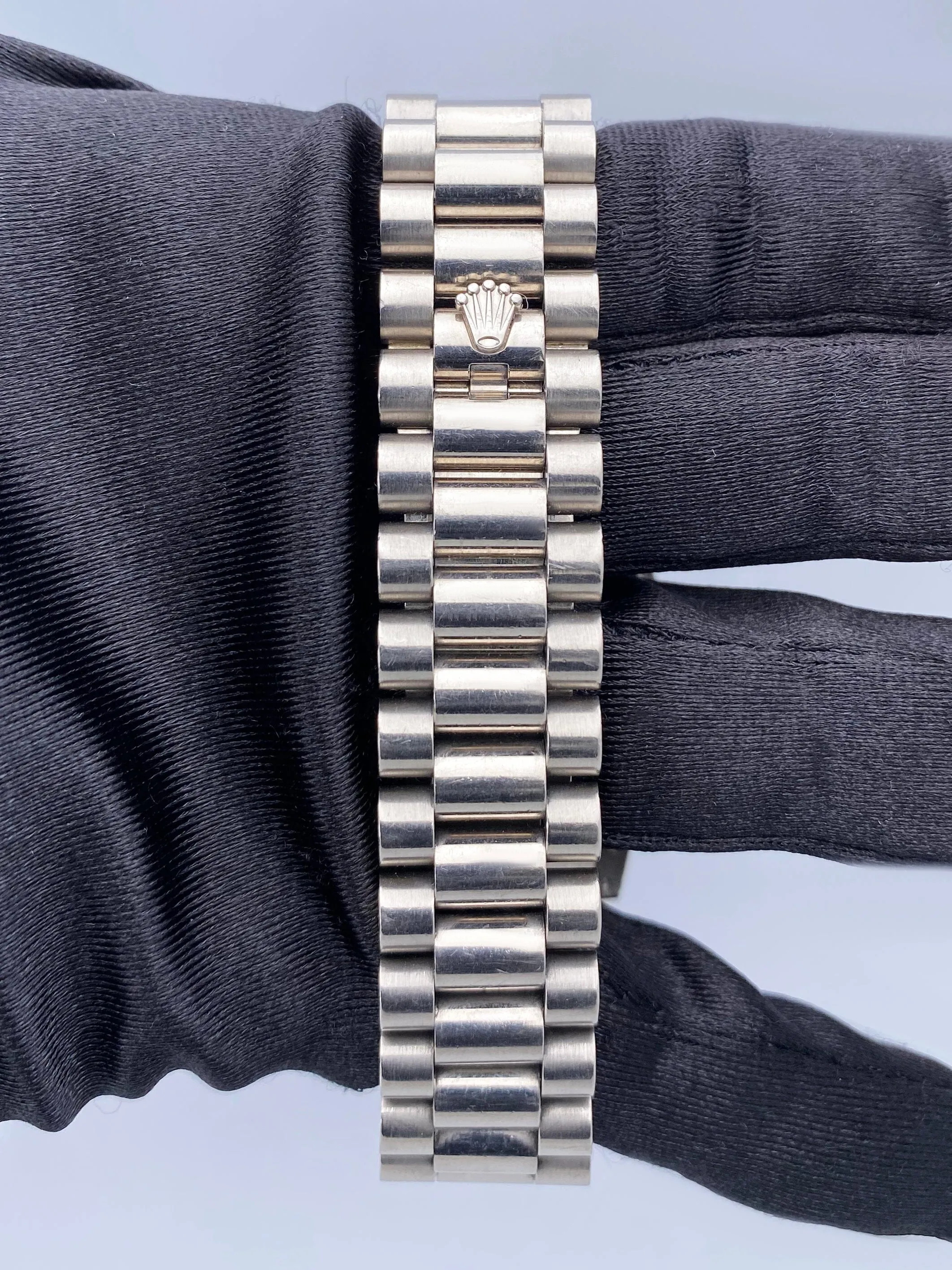 Rolex Day-Date 118209 Diamond 18K White Gold Mens Watch