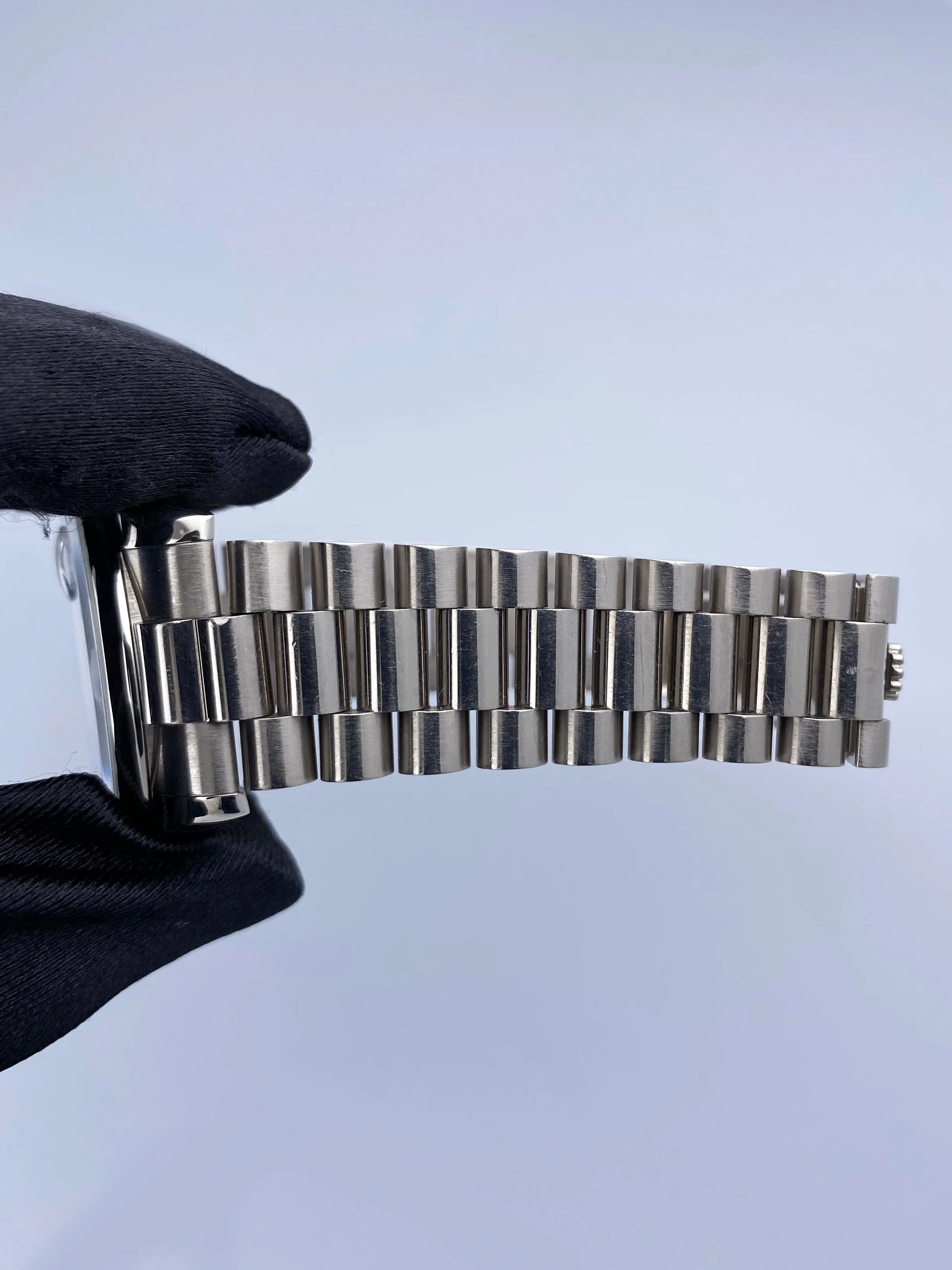 Rolex Day-Date 118209 Diamond 18K White Gold Mens Watch