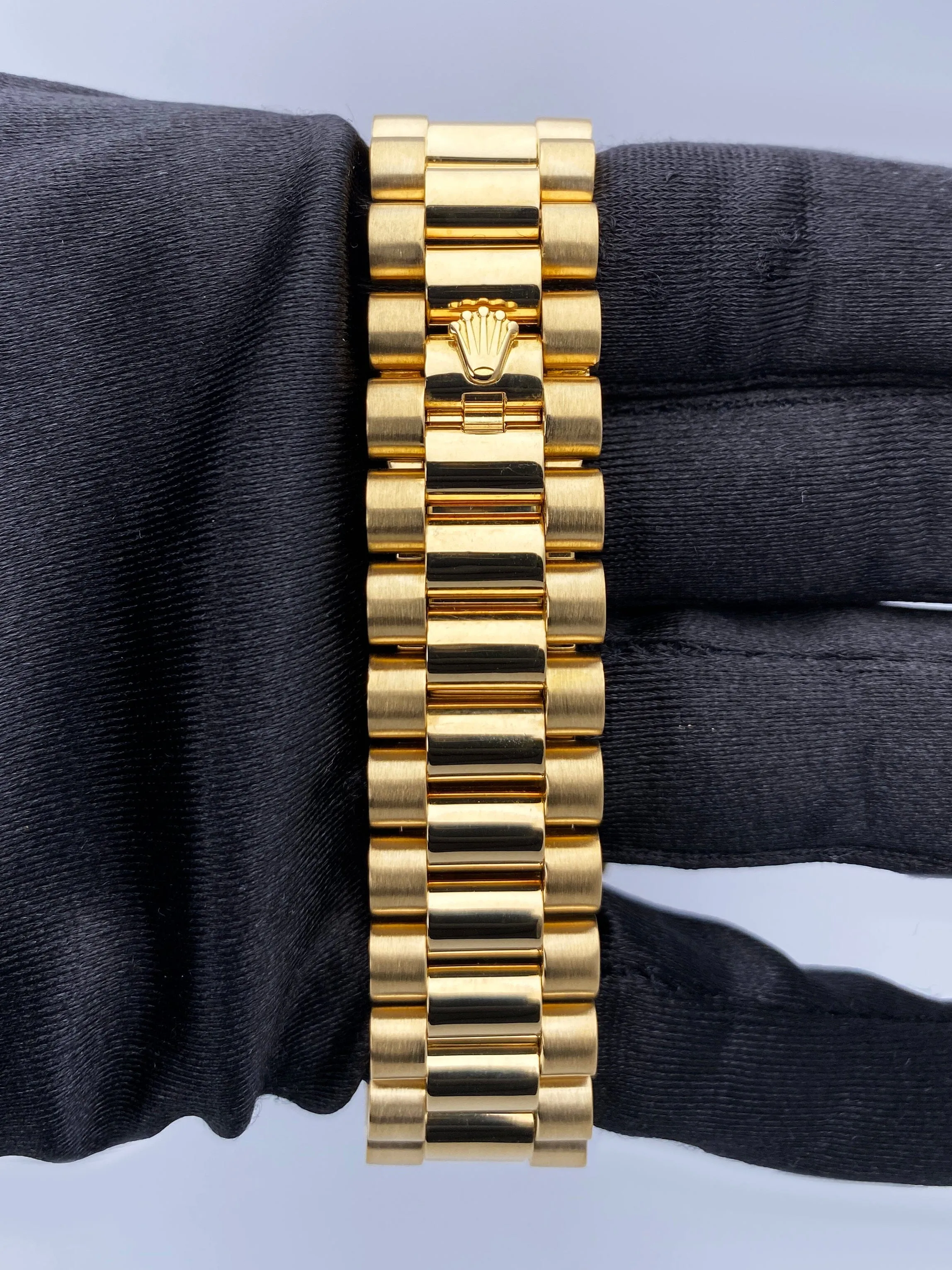 Rolex Day-Date 118348 Diamond Dial 18K Yellow Gold Mens Watch
