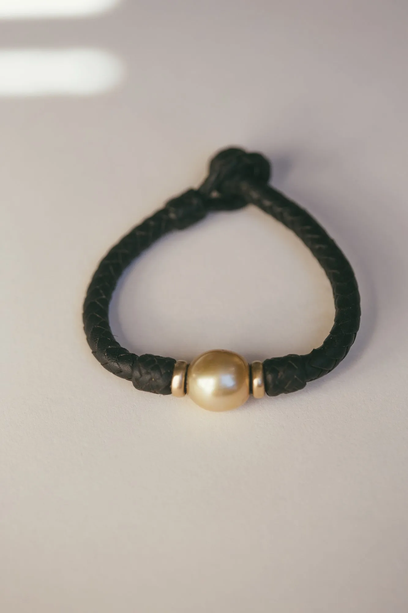 TAHA’A 14K GOLD BRACELET WITH GOLDEN SOUTH SEA PEARL