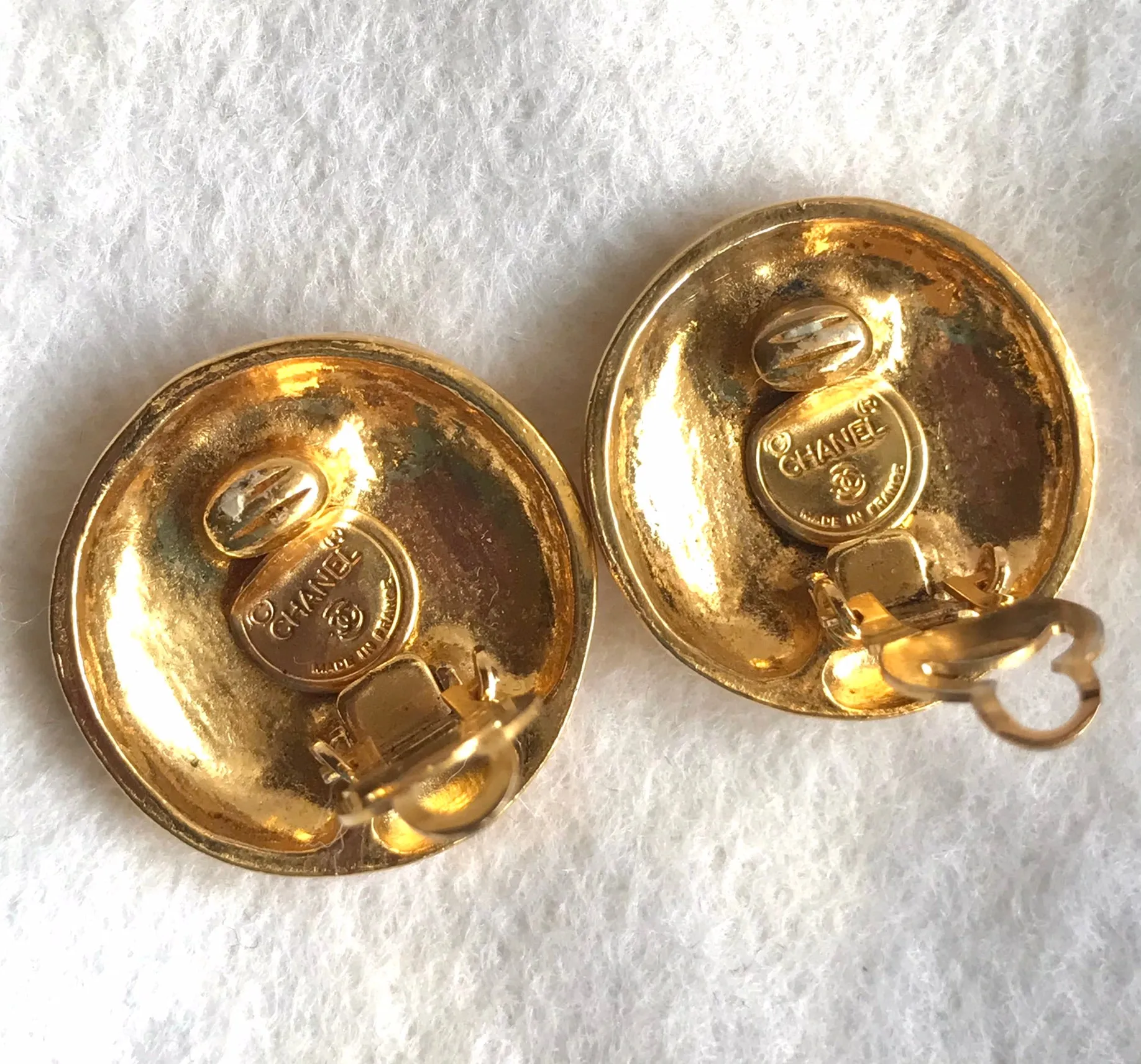 Vintage CHANEL gold tone round earrings with mademoiselle figure. Classic vintage Chanel jewelry. 0406011