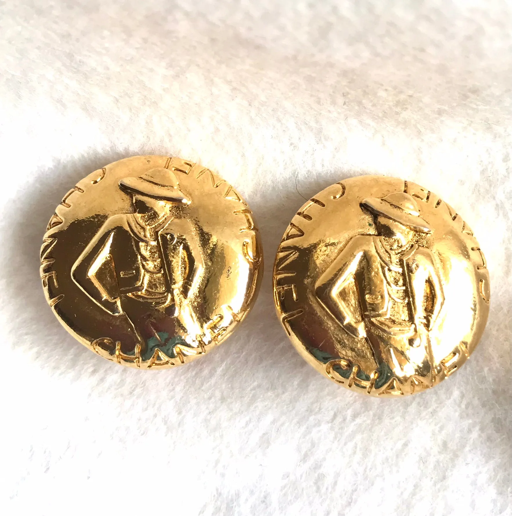 Vintage CHANEL gold tone round earrings with mademoiselle figure. Classic vintage Chanel jewelry. 0406011
