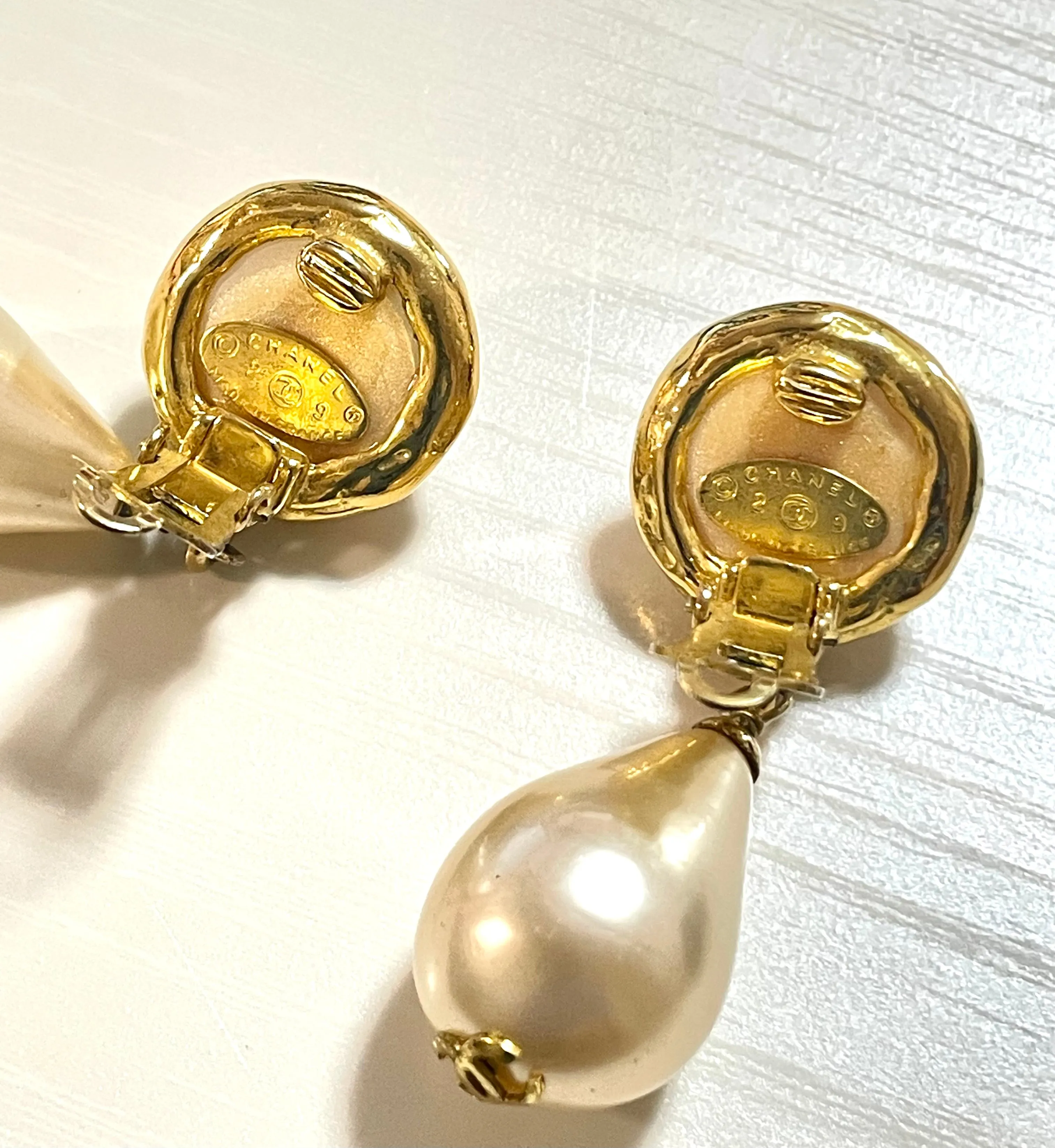 Vintage CHANEL teardrop white faux pearl earrings with golden CC mark on top. Chanel earrings that dangle as you move. 060903ac1