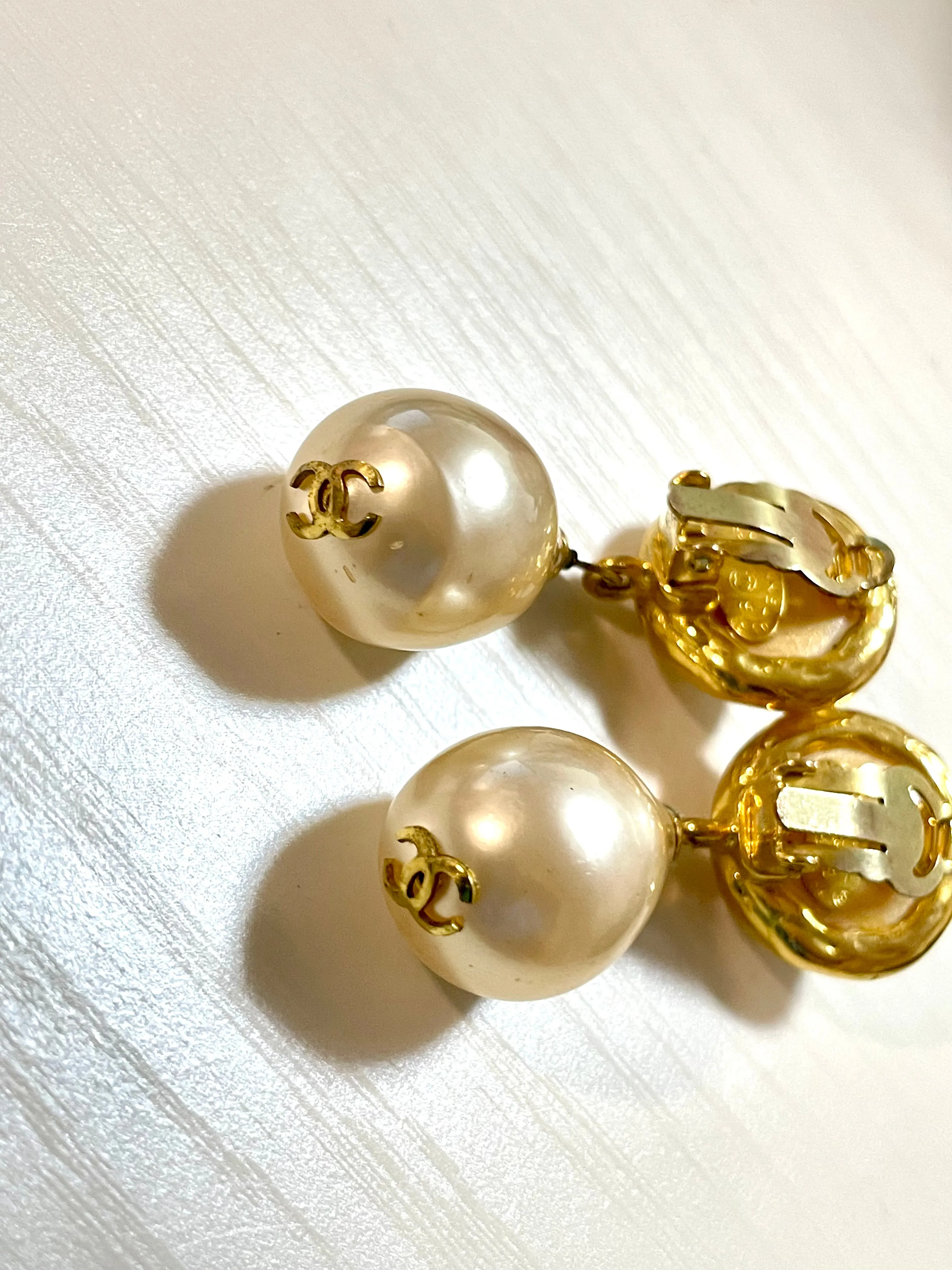 Vintage CHANEL teardrop white faux pearl earrings with golden CC mark on top. Chanel earrings that dangle as you move. 060903ac1