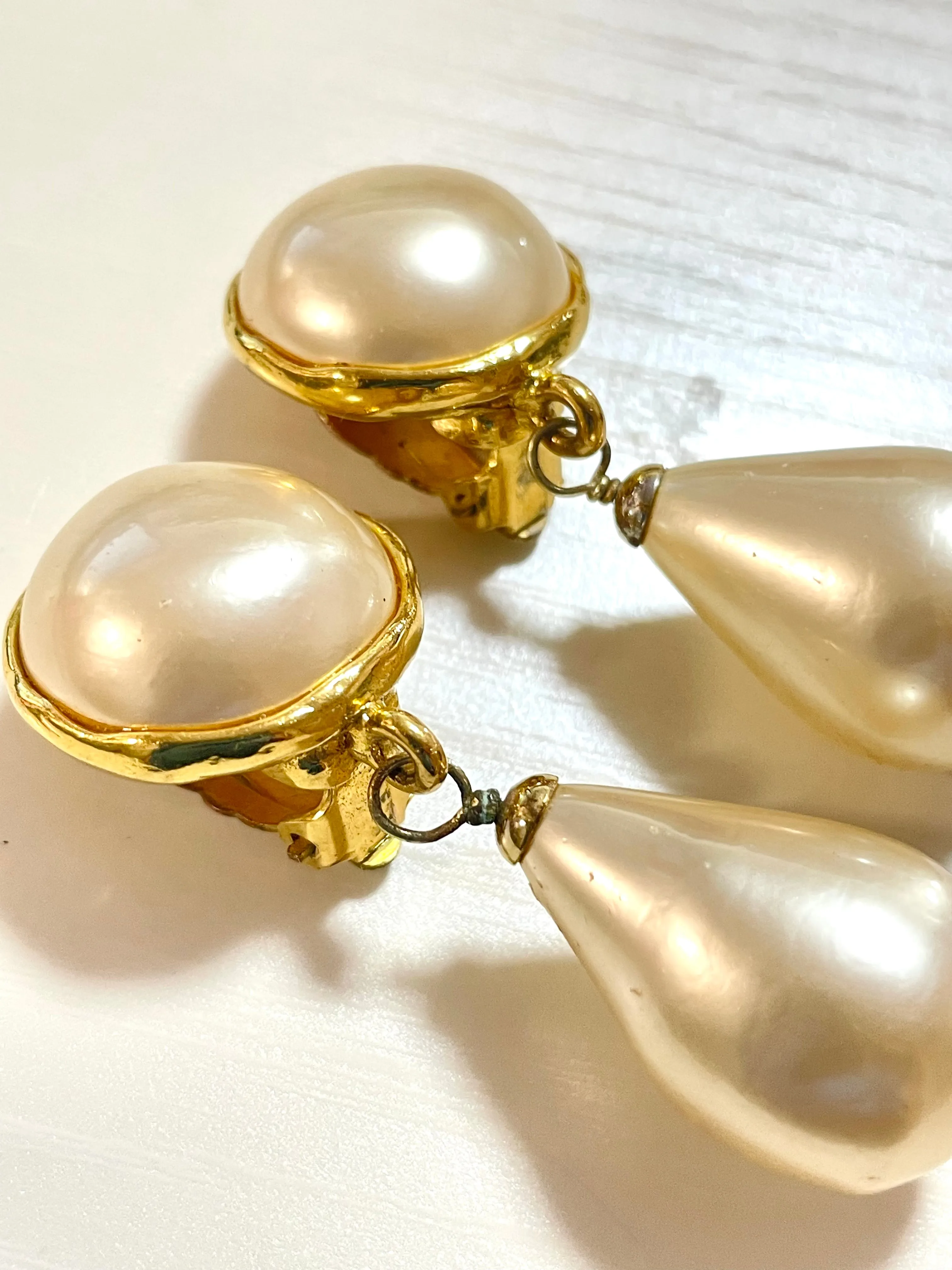 Vintage CHANEL teardrop white faux pearl earrings with golden CC mark on top. Chanel earrings that dangle as you move. 060903ac1