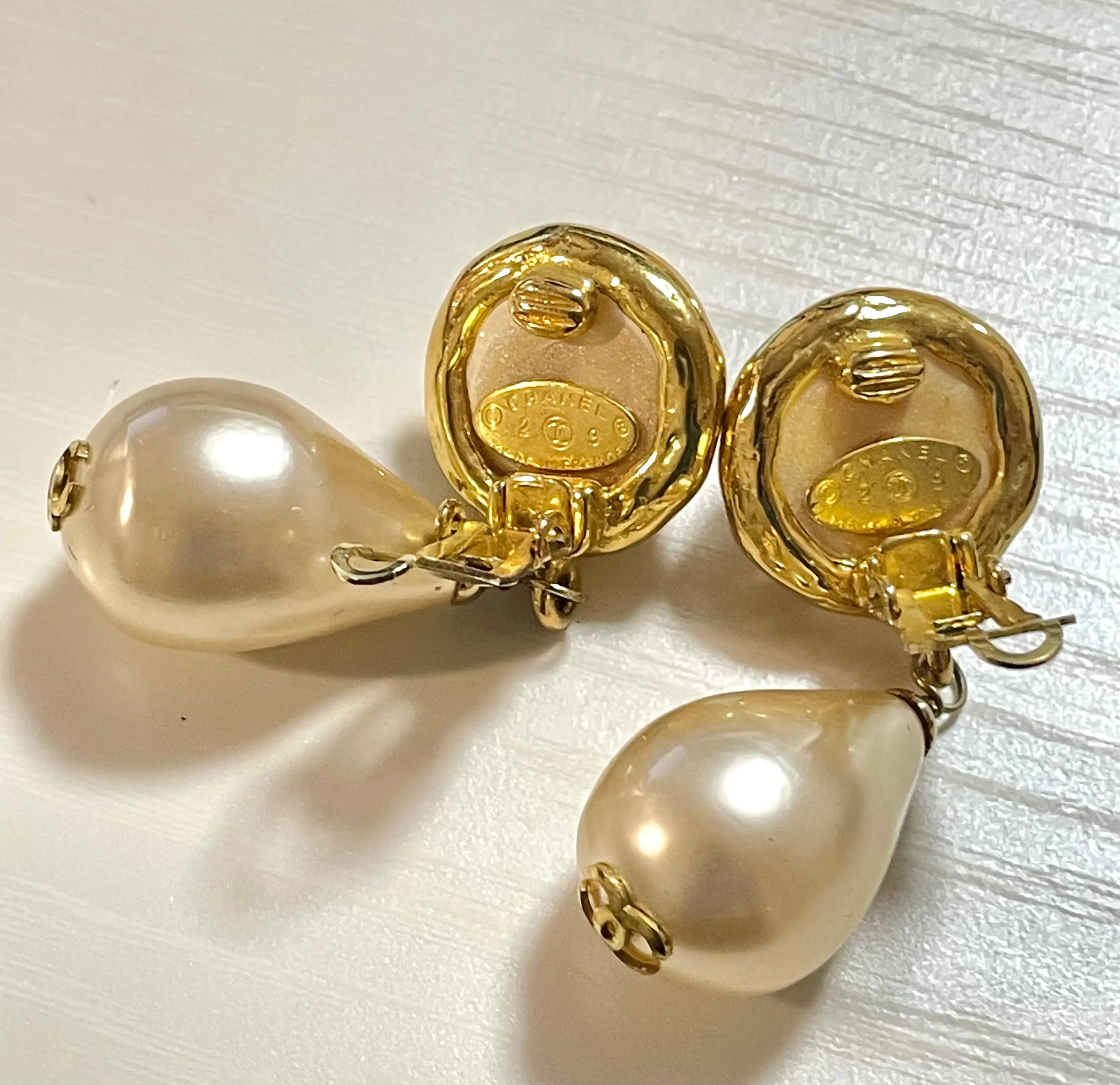 Vintage CHANEL teardrop white faux pearl earrings with golden CC mark on top. Chanel earrings that dangle as you move. 060903ac1