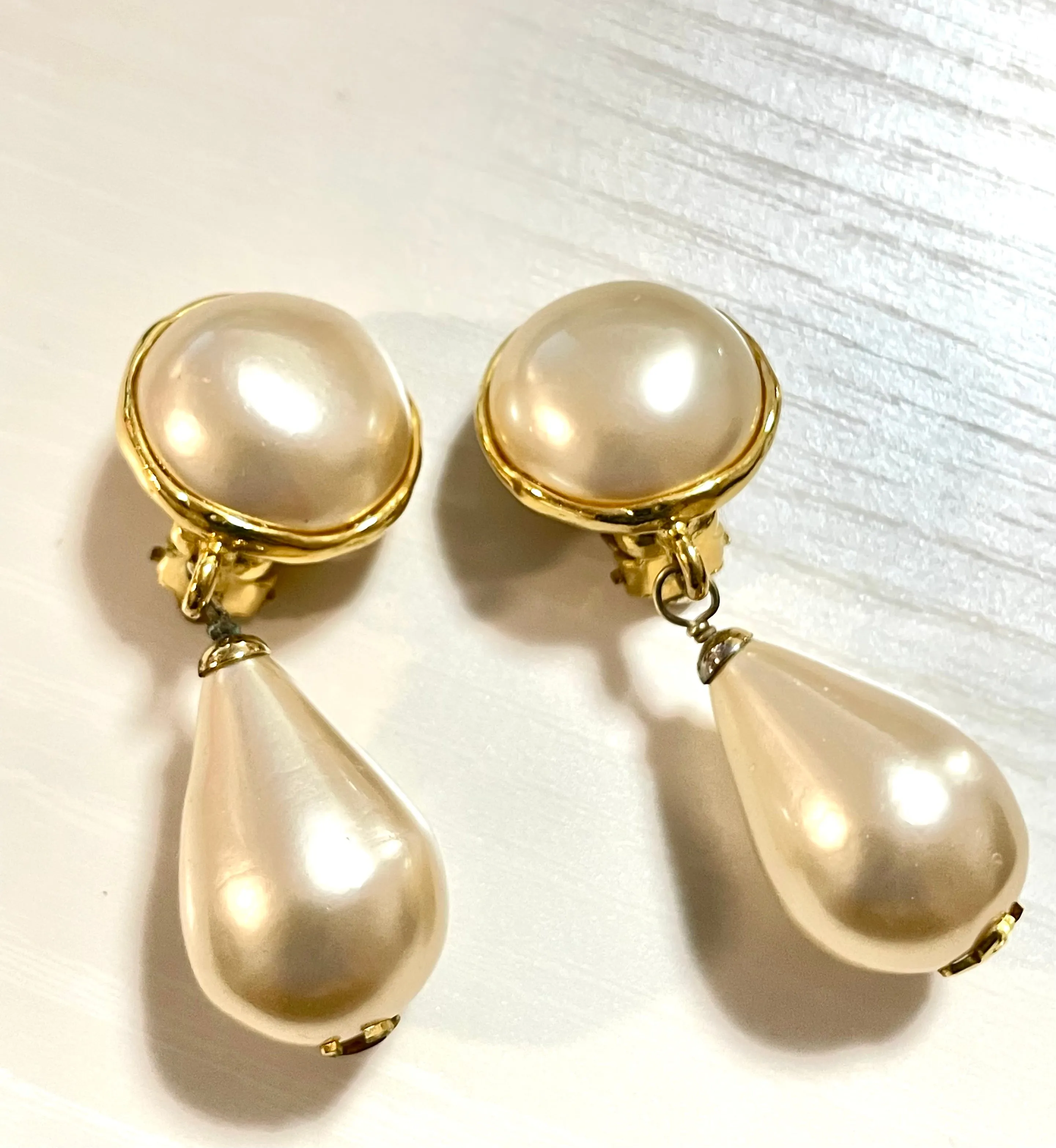 Vintage CHANEL teardrop white faux pearl earrings with golden CC mark on top. Chanel earrings that dangle as you move. 060903ac1