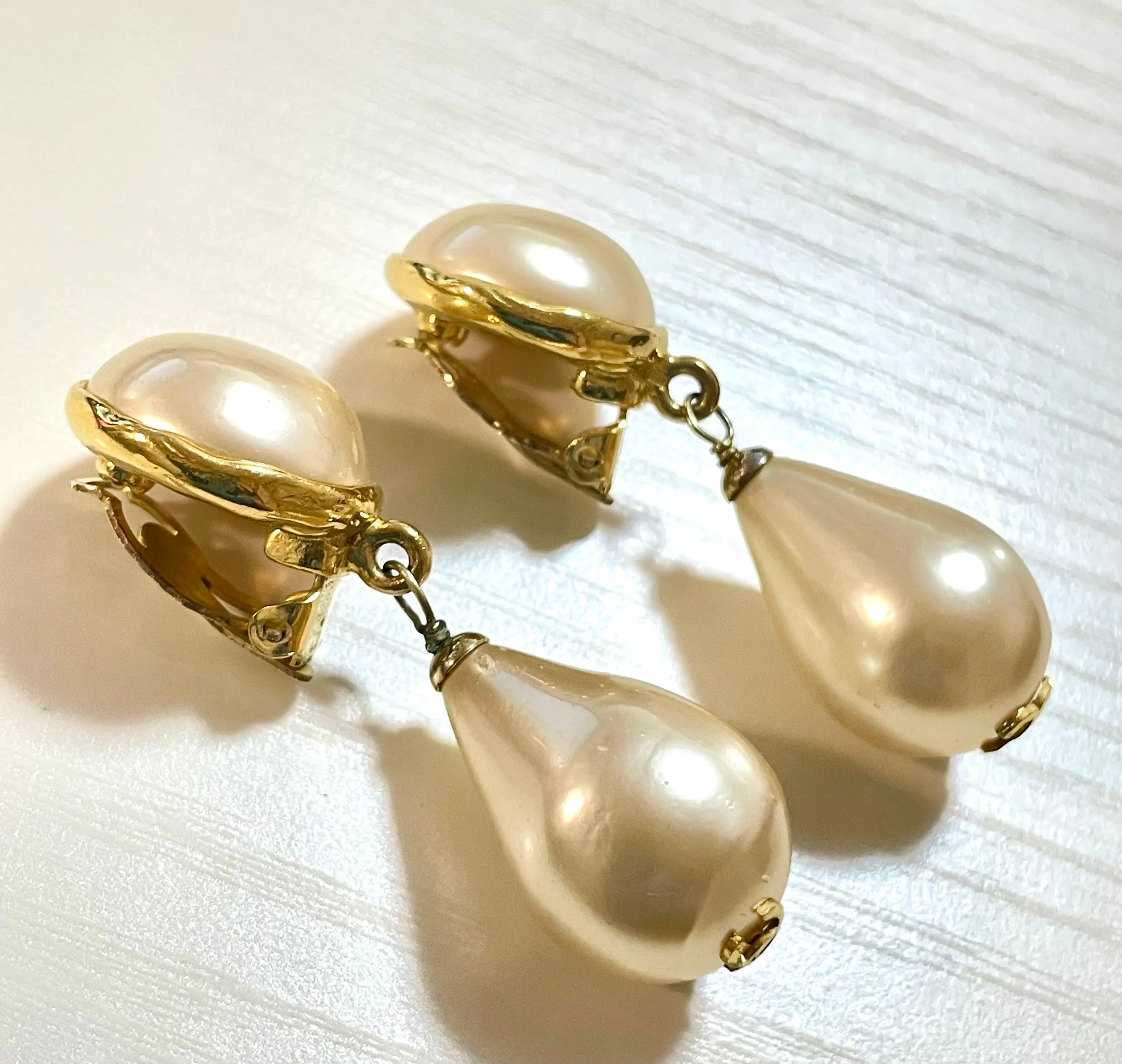 Vintage CHANEL teardrop white faux pearl earrings with golden CC mark on top. Chanel earrings that dangle as you move. 060903ac1