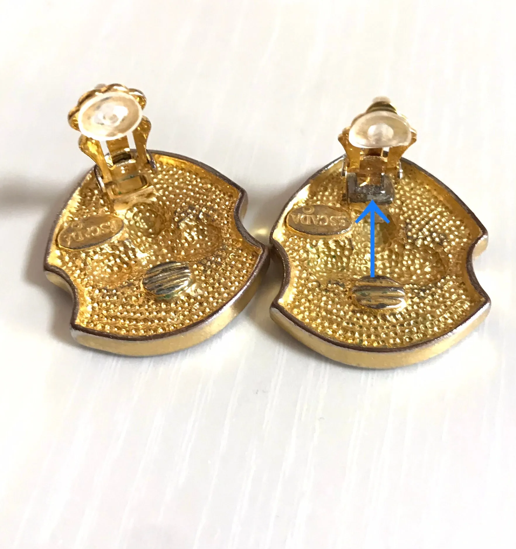 Vintage ESCADA black and golden flag design earrings. Unique but classic jewelry. 0403282