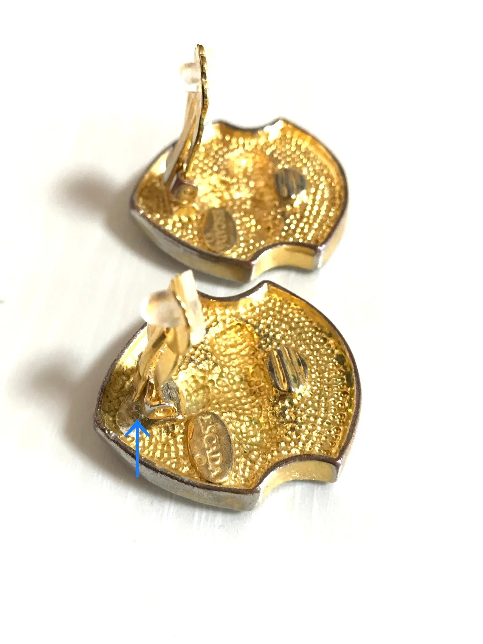 Vintage ESCADA black and golden flag design earrings. Unique but classic jewelry. 0403282